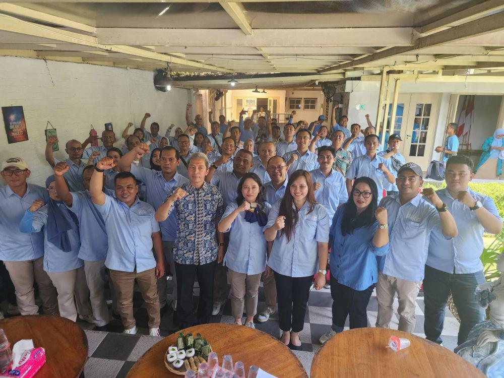 Cawalkot Bogor Dedie Rachim (kelima dari kiri) bersama pendukungnya. (Timses Dedie-Jenal).