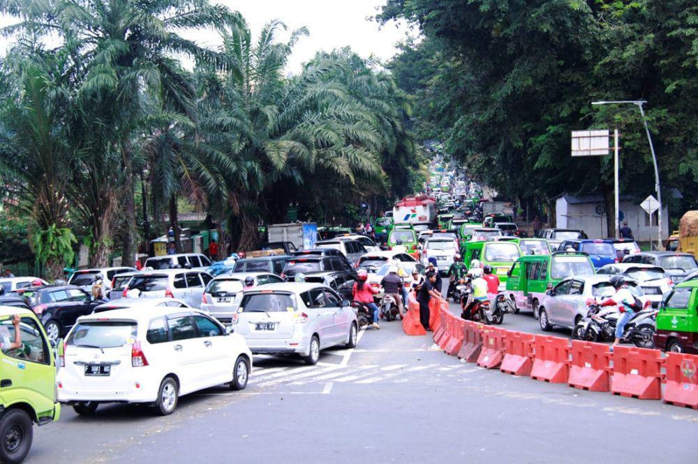 Arus lalu lintas padat dari arah Tugu Kujang menuju Jembatan Otista. (Istimewa)