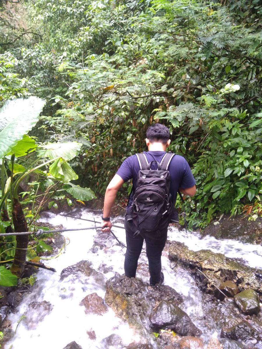 Medan jalan yang curam dan licin untuk menuju air terjun Tumpak Sewu. Foto: Dhafintya Noorca