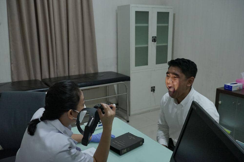 Seorang pegawai KAI dicek rongga mulutnya oleh perawat Klinik Mediska. (IDN Times/Dok Humas Daop 4 Semarang)