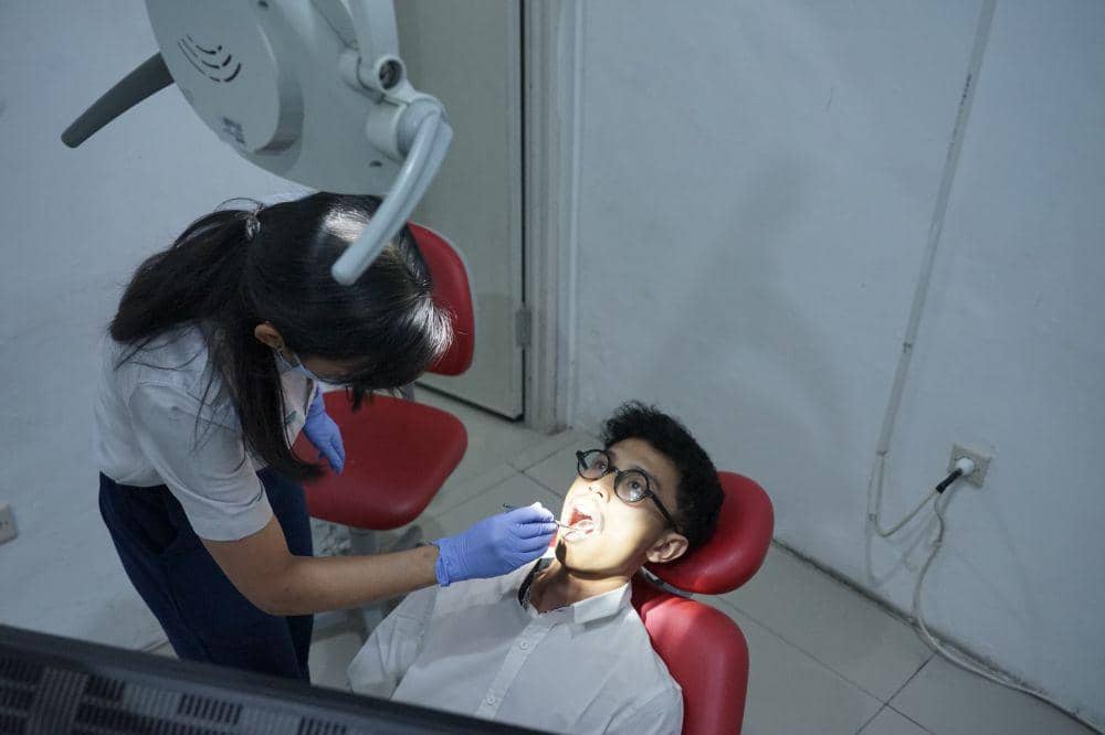 Seorang pegawai KAI saat menjalani pengecekan organ mulut di Klinik Mediska. (IDN Times/Dok Humas Daop 4 Semarang)