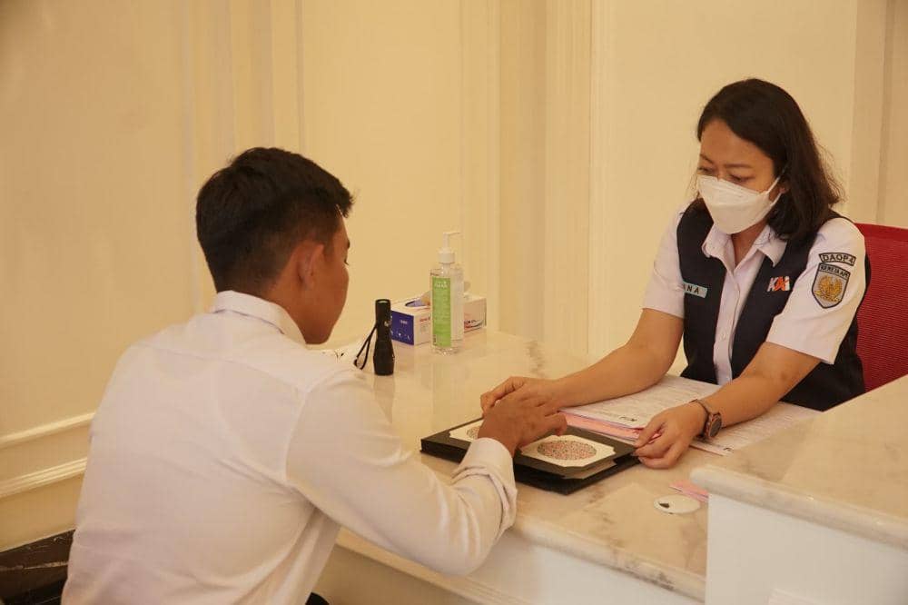 Seorang pegawai KAI diambil sampel darahnya di klinik Mediska Semarang. (IDN Times/Fariz Fardianto)