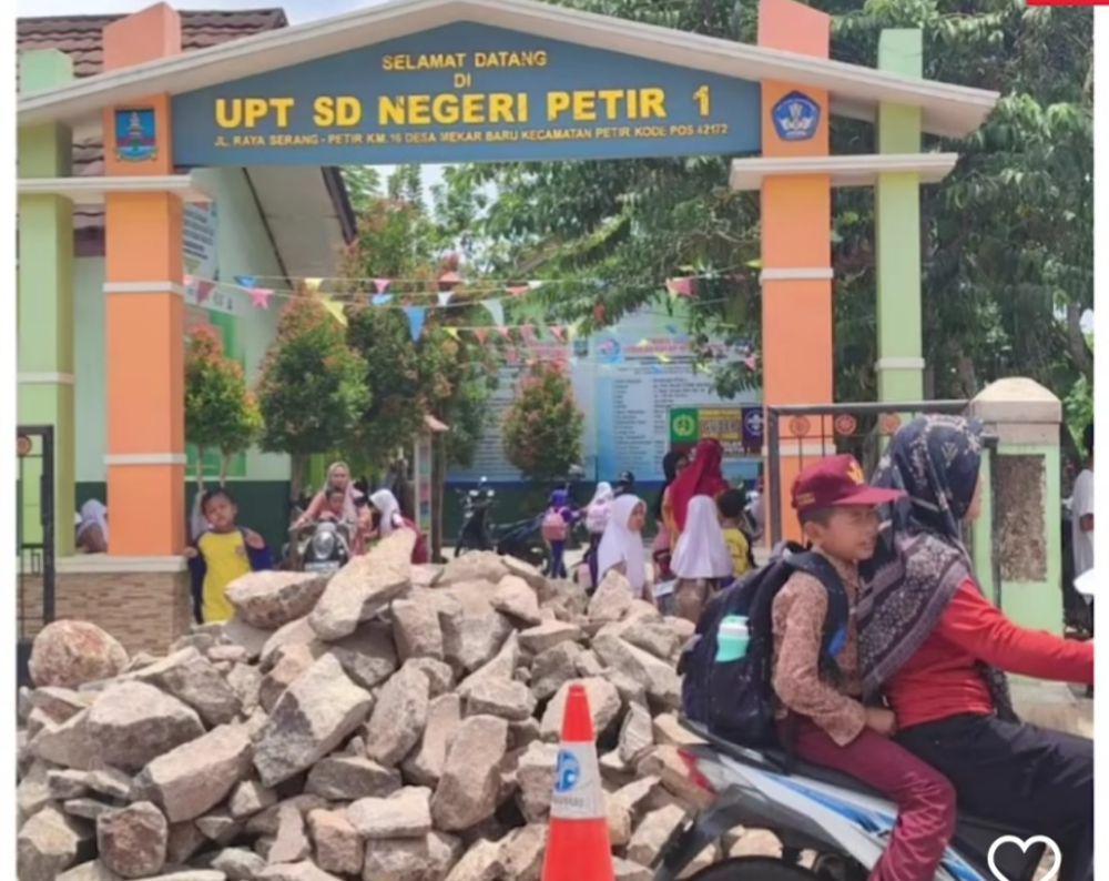 SDN 1 Petir Disegel Pihak yang Mengaku Ahli Waris