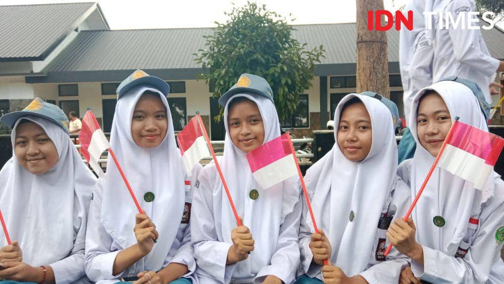 Para siswa membawa SMA di Magelang berkumpul sejak Kamis (24/10/2024) menyambut kedatangan rombongan Presiden. (IDN Times/Fariz Fardianto)