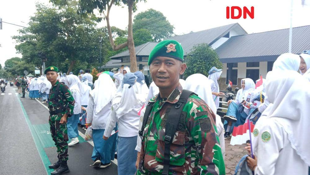 Siswa di Magelang melakukan penyambutan kedatangan Presiden Prabowo dan para menteri di Akademi Militer Magelang. (IDN Times/Fariz Fardianto)