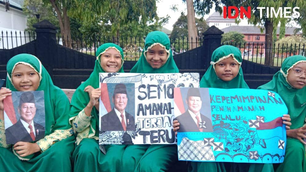 Para siswa di Magelang berkumpul sejak Kamis (24/10/2024) siang menyambut kedatangan rombongan Presiden. (IDN Times/Fariz Fardianto)