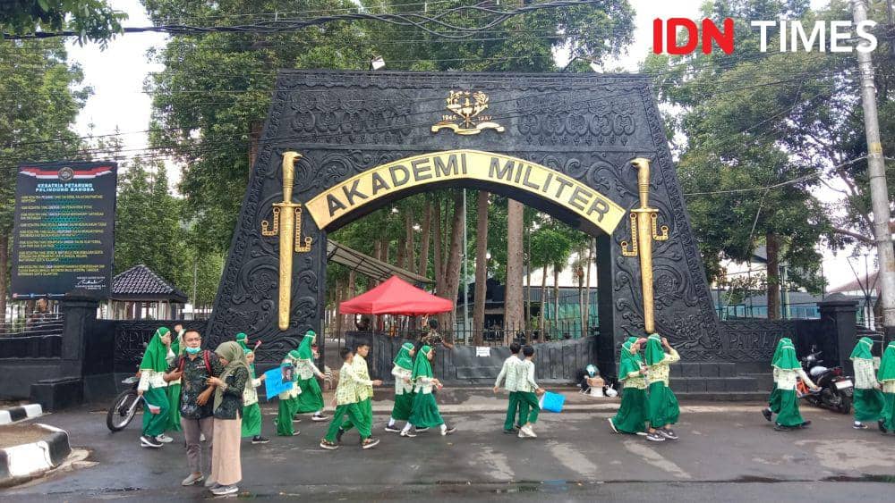 Para siswa di Magelang berkumpul sejak Kamis (24/10/2024) siang menyambut kedatangan rombongan Presiden. (IDN Times/Fariz Fardianto)