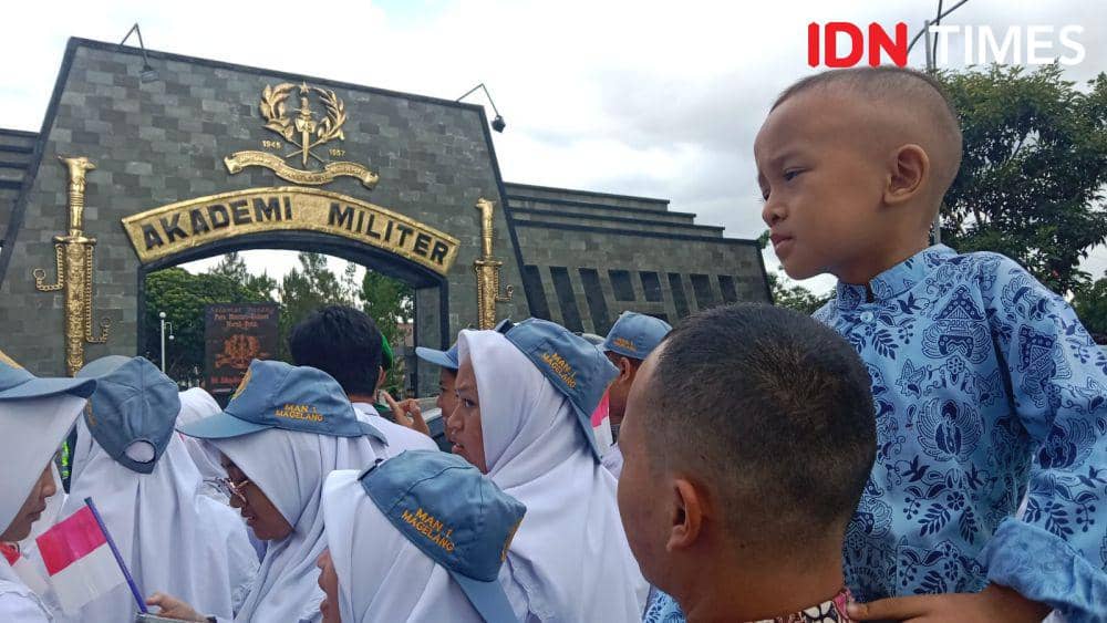 Potret Siswa di Magelang Antusias Sambut Kedatangan Presiden Prabowo