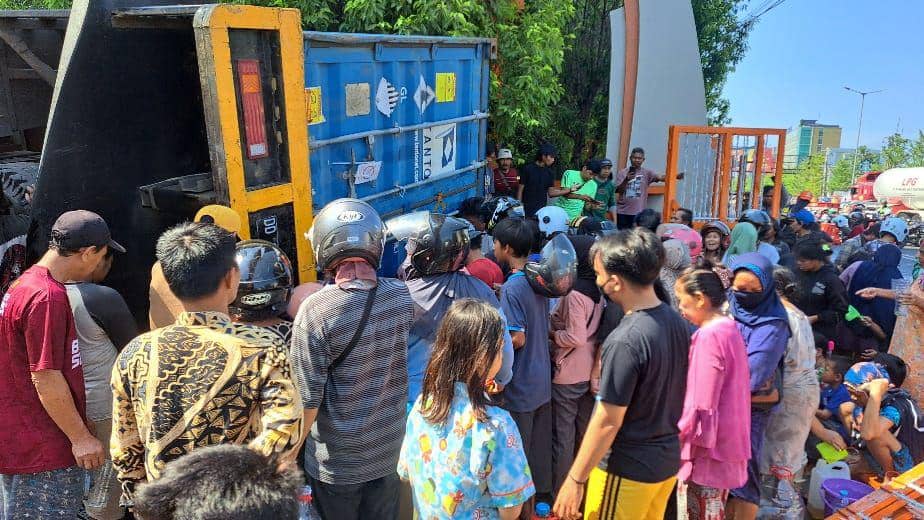 Warga Jarah Minyak Goreng dari Truk Kontainer yang Terbalik di UNM