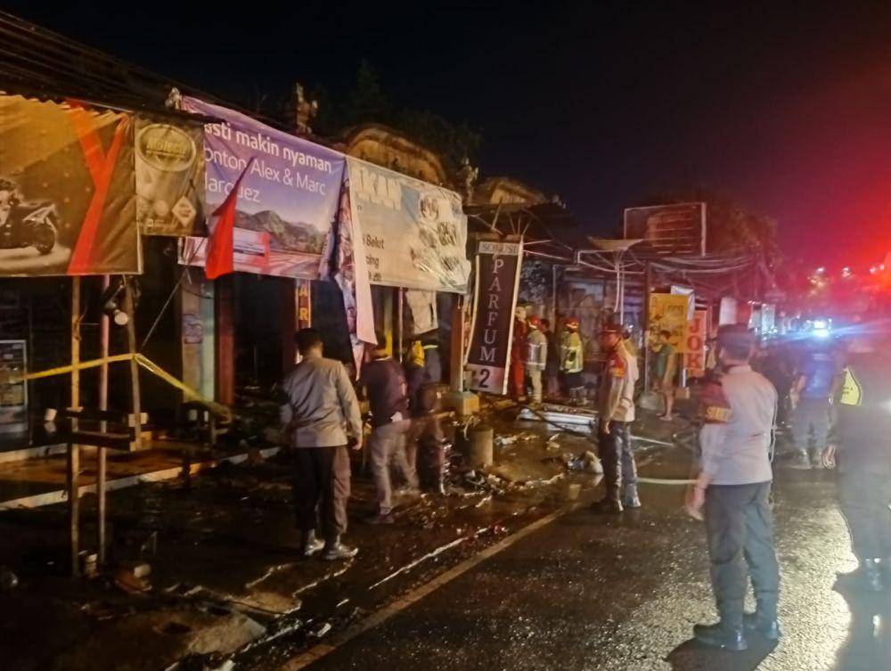 Toko helm dan parfum yang ludes terbakar di Kota Mataram. (dok. Istimewa)