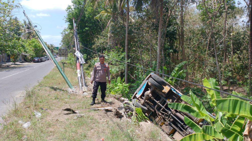 Tak Kuat Menanjak Truk Pasir di Bantul Terguling Masuk Jurang