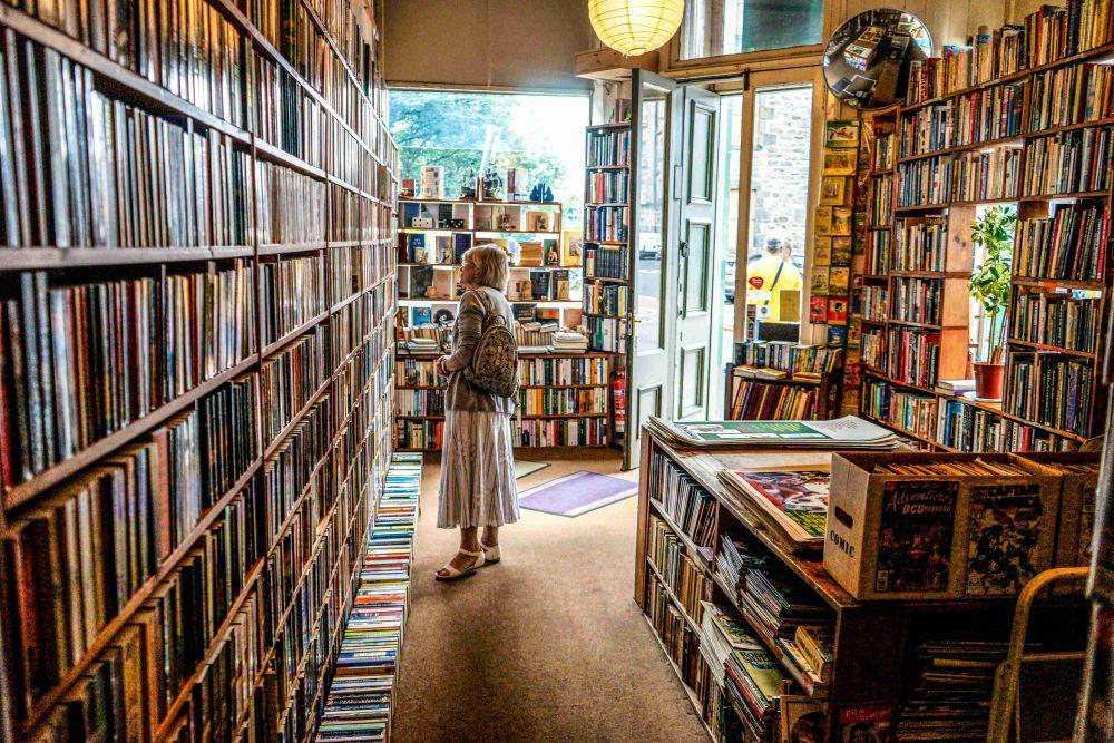 Gak Cuma Periplus, 8 Toko Buku Indonesia Ini Jual Buku Impor