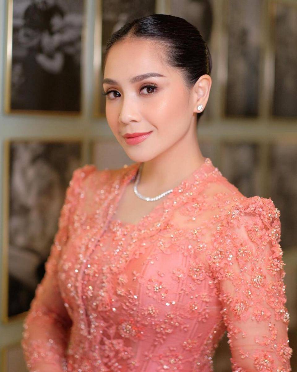 Gaya Nagita Slavina di Pelantikan Raffi Ahmad (instagram.com/marlenehariman | instagram.com/raffinagita1717)