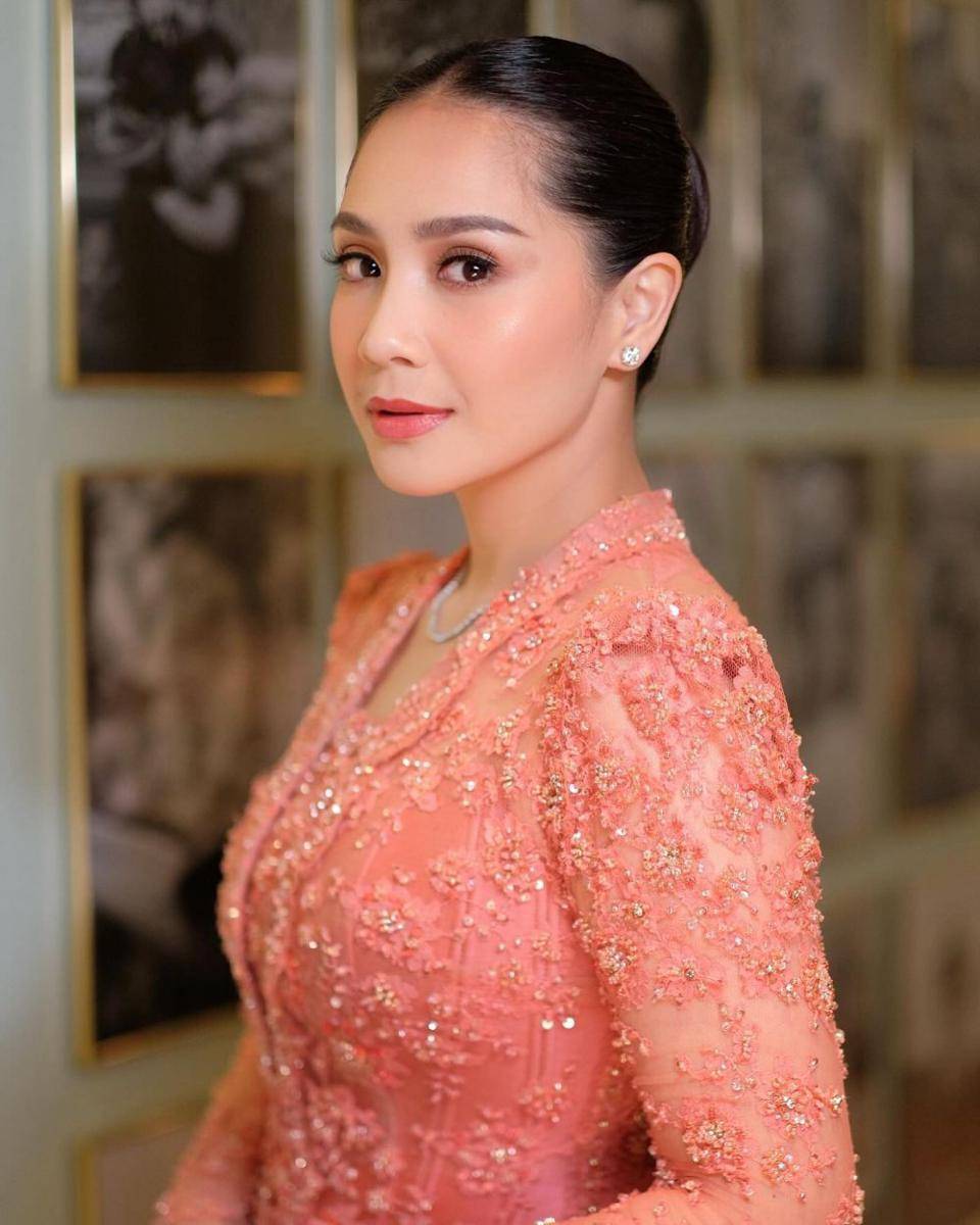 Gaya Nagita Slavina di Pelantikan Raffi Ahmad (instagram.com/marlenehariman | instagram.com/raffinagita1717)