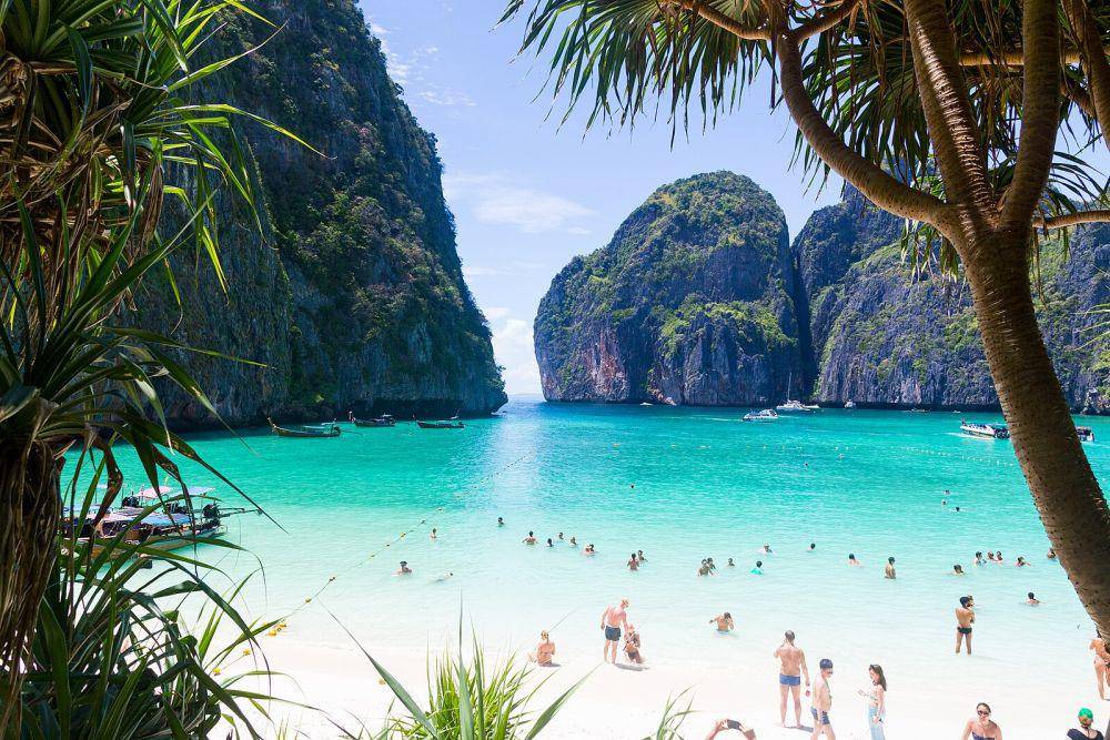 Maya Bay Thailand (https://id.m.wikipedia.org/wiki/Berkas:Maya_Bay,_Thailand_by_Mike_Clegg_Photography.jpg)