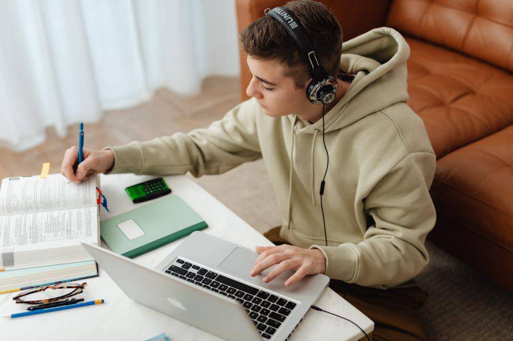 ilustrasi siswa belajar dengan laptop (pexels.com/Photo By: Kaboompics.com)
