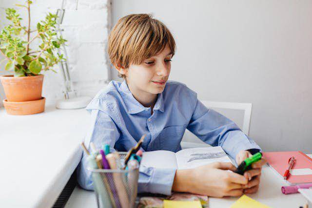 ilustrasi anak sedang belajar (pexels.com/Photo By: Kaboompics.com)