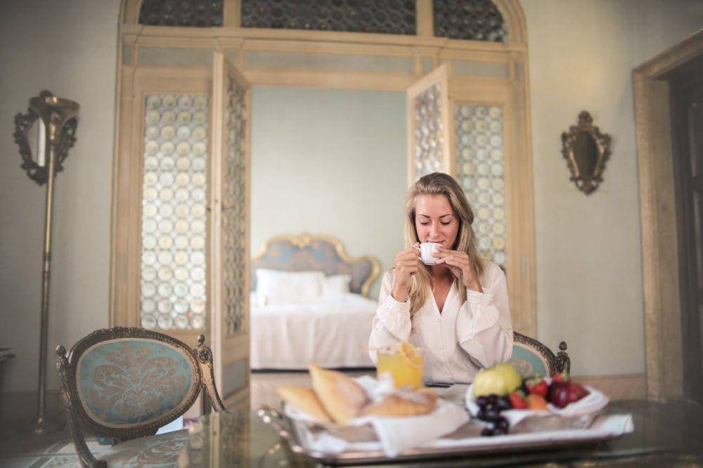 Ilustrasi tamu sarapan di kamar hotel (pexels.com/Andrea Piacquadio)