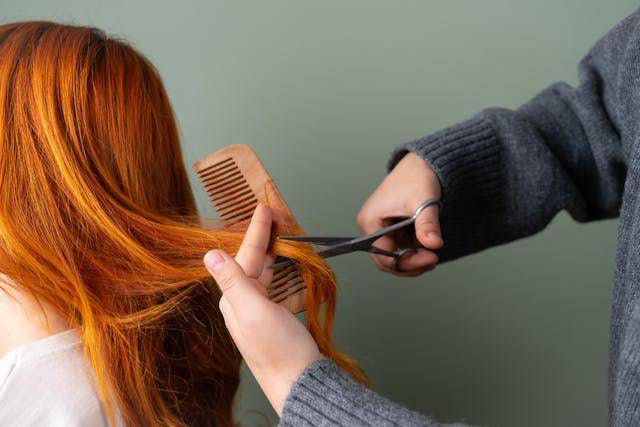 ilustrasi memotong rambut (pexels.com/Beyzanur K.)