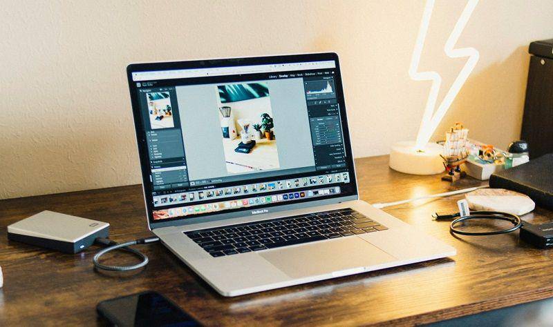 ilustrasi laptop di meja (unsplash.com/Ryan Spaulding)
