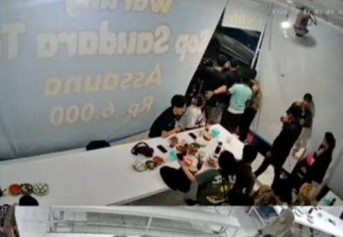 Awal keributan dua pria di salah satu warung makan di Makassar bertikai hingga terjadi penikaman, Senin (21/10/2024) / Tangkapan layar CCTV warung makan