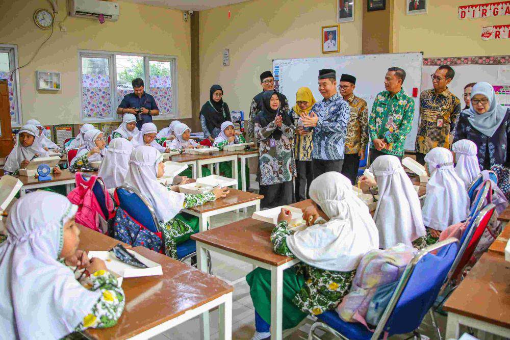 Pj. Gubernur Teguh Apresiasi Dukungan BUMD Sukseskan Uji Coba Makan Bergizi Gratis untuk Pemenuhan Gizi Anak (Dok. Pemprov DKI jakarta)
