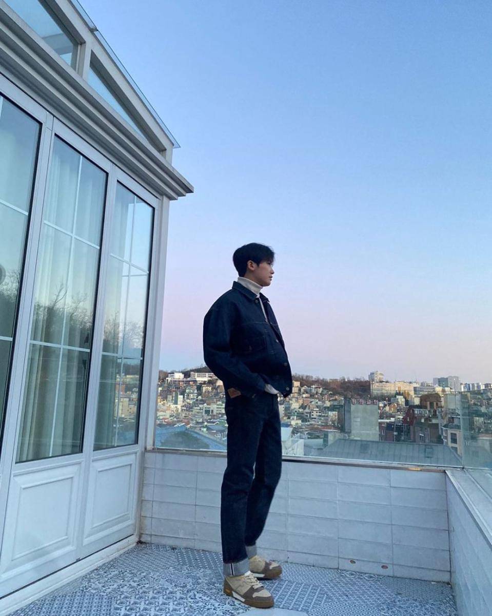 outfit nuansa hitam ala Park Hyung Sik (instagram.com/phs1116)
