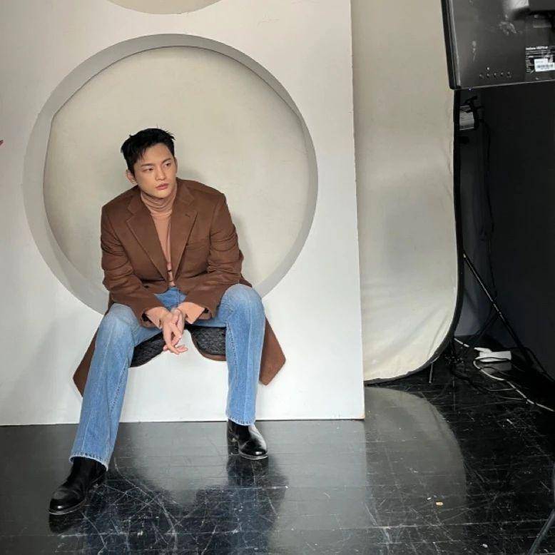 mix and match loose jeans ala Seo In Guk (instagram.com/seo_cccc)