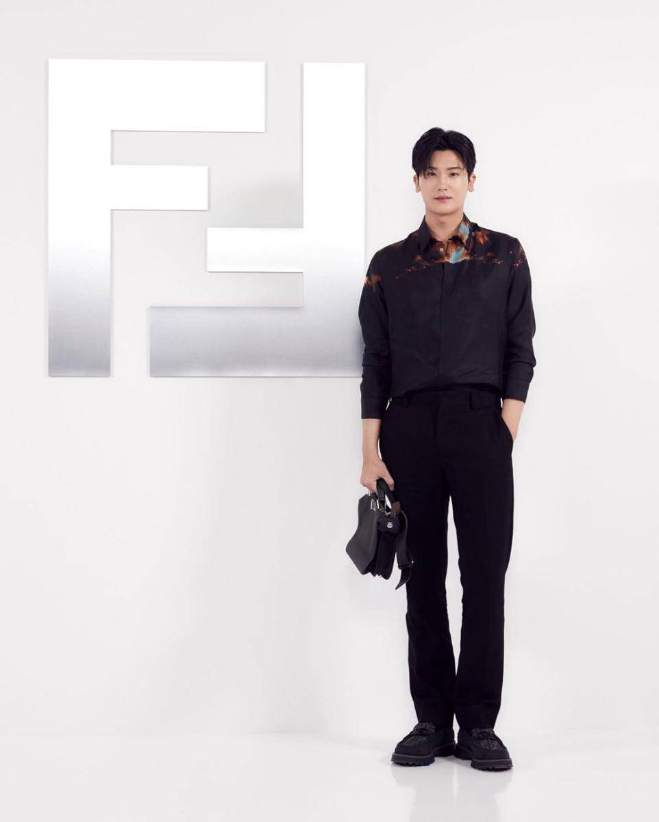 outfit nuansa hitam ala Park Hyung Sik (instagram.com/phs1116)