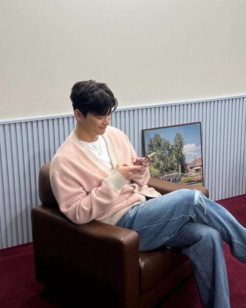 mix and match loose jeans ala Seo In Guk (instagram.com/seo_cccc)