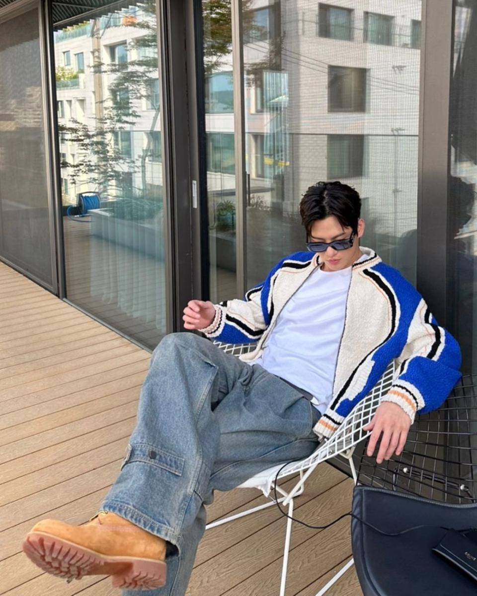 mix and match loose jeans ala Seo In Guk (instagram.com/seo_cccc)