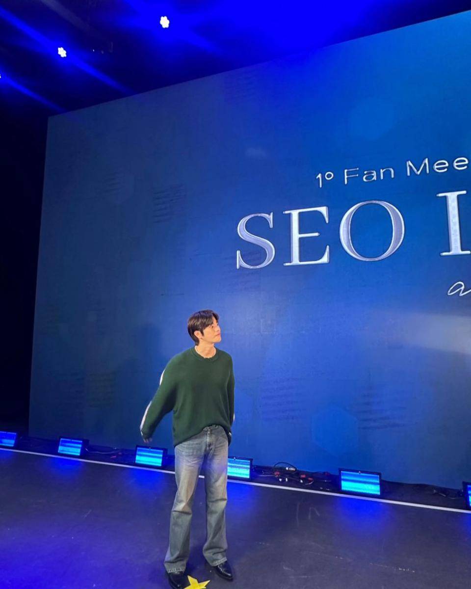 mix and match loose jeans ala Seo In Guk (instagram.com/seo_cccc)