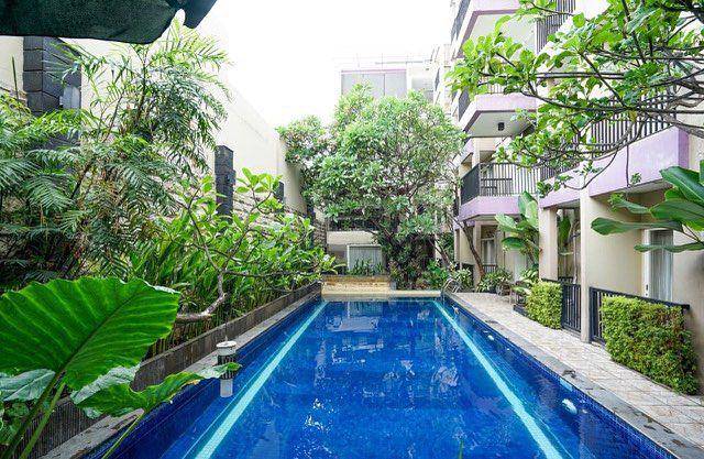 Fasilitas kolam renang di Hotel Prime Royal Surabaya. Instagram/primeroyalhotel