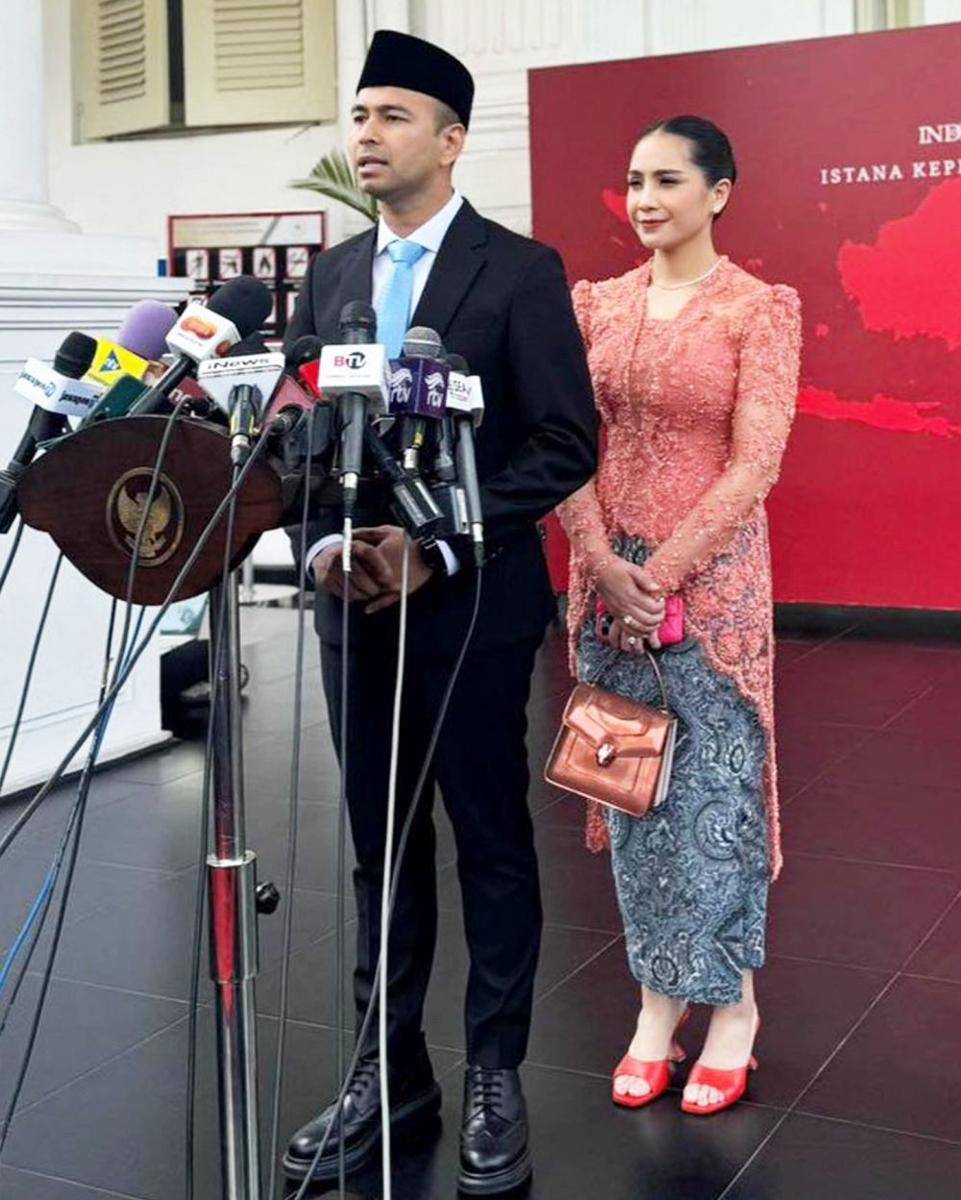 Gaya Nagita Slavina di Pelantikan Raffi Ahmad (instagram.com/studioboh | instagram.com/raffinagita1717)