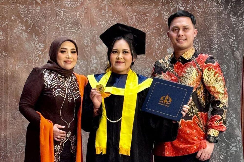 8 Potret Wisuda Dewi Nurmania, Anak Sulung Muzdalifah