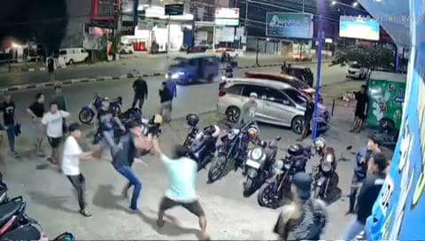 Tersinggung Saling Tatap, Dua Pria Berkelahi di Warung Makan