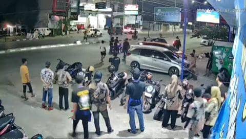 Pegawai warung makan di Makassar saat melihat kedua pria bertikai hingga terjadi penikaman, Senin (21/10/2024) / Tangkapan layar CCTV warung makan