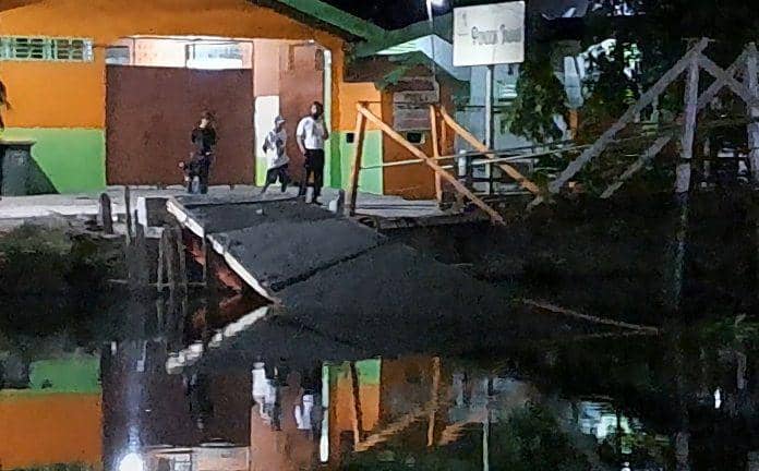 Kondisi proyek jembatan kanal Pampang yang roboh, Kamis (24/10/2024) / IDN Times Darsil Yahya