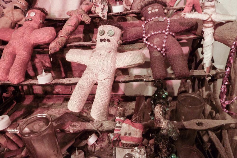 9 Fakta Boneka Voodoo, Bukan Boneka Santet!