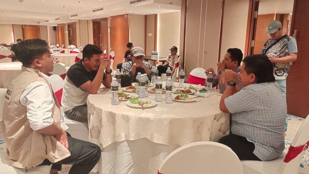 membubarkan pertemuan paguyuban kepala desa (kades) Se-Jawa Tengah yang ingin menggalang dukungan untuk salah satu paslon Pilgub Jateng 2024 yang digelar di salah satu hotel berbintang lima di Kota Semarang, Rabu (23/10/2024). (dok. Bawaslu)