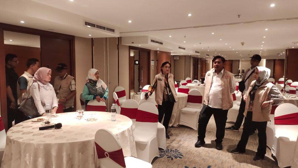 membubarkan pertemuan paguyuban kepala desa (kades) Se-Jawa Tengah yang ingin menggalang dukungan untuk salah satu paslon Pilgub Jateng 2024 yang digelar di salah satu hotel berbintang lima di Kota Semarang, Rabu (23/10/2024). (dok. Bawaslu)