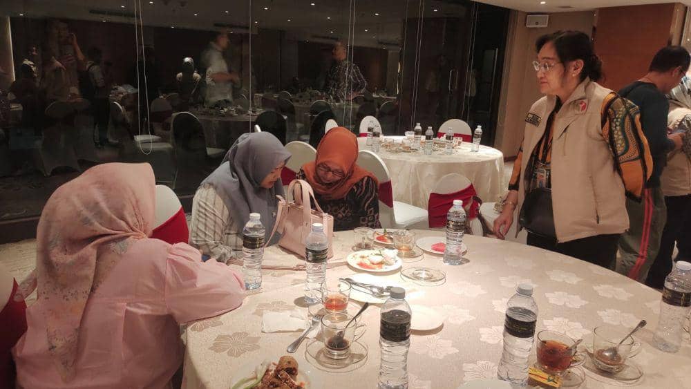 membubarkan pertemuan paguyuban kepala desa (kades) Se-Jawa Tengah yang ingin menggalang dukungan untuk salah satu paslon Pilgub Jateng 2024 yang digelar di salah satu hotel berbintang lima di Kota Semarang, Rabu (23/10/2024). (dok. Bawaslu)