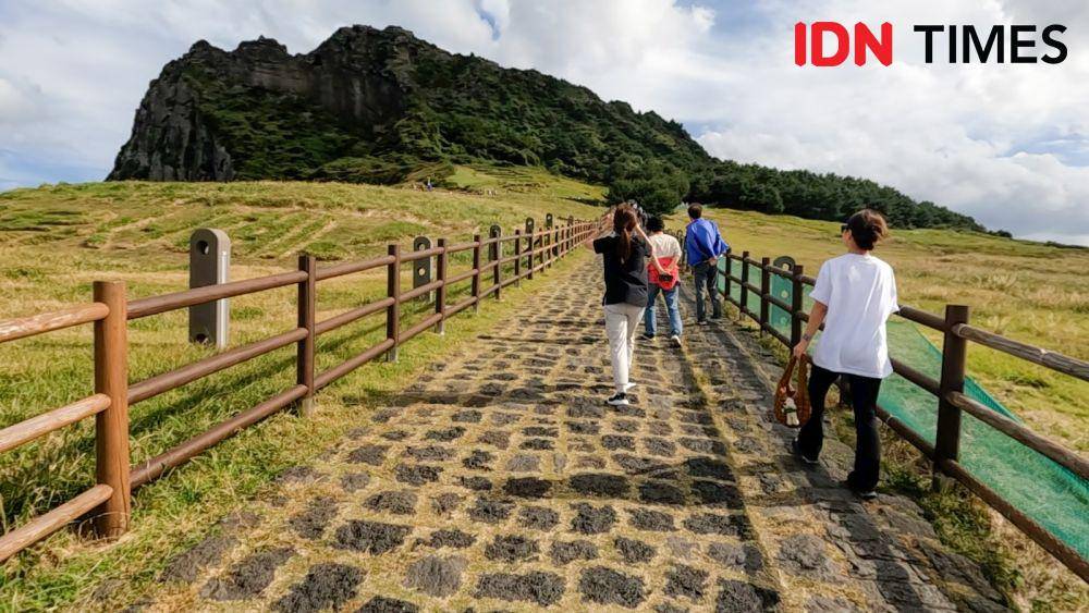 Seongsan Ilchulbong atau lebih dikenal dengan Sunrise Peak diakui sebagai salah satu situs Warisan Dunia UNESCO (IDN Times/Fauzan)