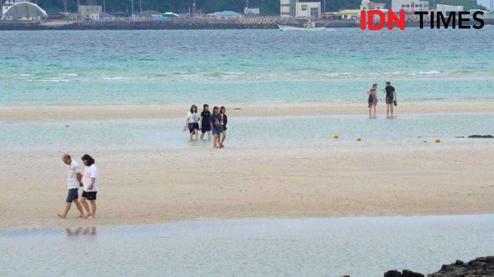 Pantai Hyeobjae terkenal dengan pasir putihnya yang lembut dan air lautnya yang jernih berwarna biru kehijauan. (IDN Times/Fauzan)