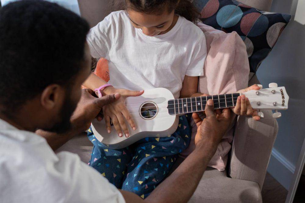 Ilustrasi Seorang Ayah Mengajari Anaknya Bermain Alat Musik (Pexels.com/cottonbro studio)