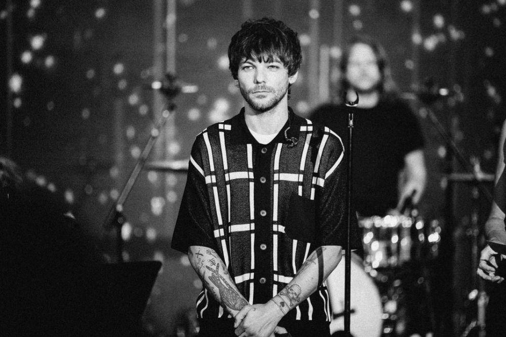 potret Louis Tomlinson saat manggung (instagram.com/louistomlinson)