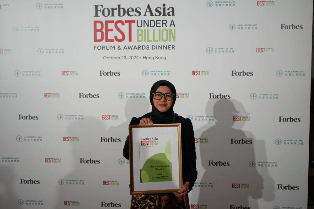 Presiden Direktur Hasnur Internasional Shipping, Jayanti Sari saat menerima Forbes Asia's Best Under A Billion (dok. Hasnur Internasional Shipping)