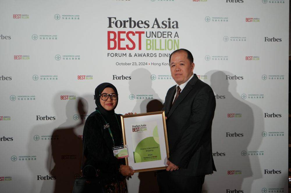 Presiden Direktur Hasnur Internasional Shipping, Jayanti Sari saat menerima penghargaan Forbes Asia's Best Under A Billion (dok. Hasnur Internasional Shipping)