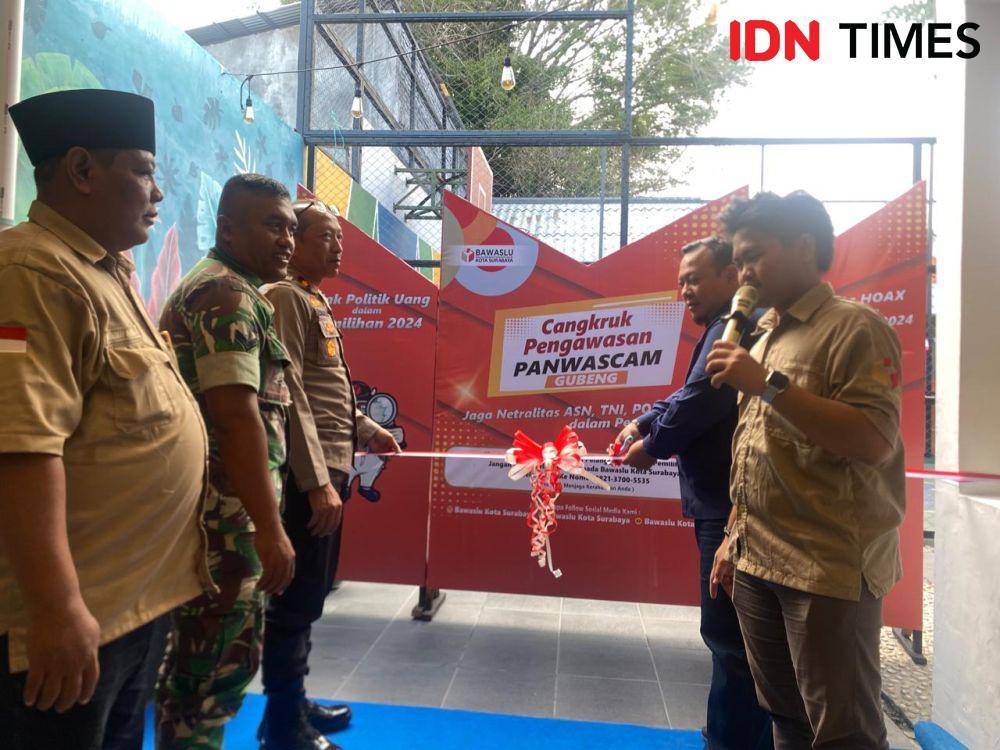 Panwascam Gubeng saat meresmikan Pojok Pengawasan di Kafe Surabaya. (IDN Times/Khusnul Hasana)