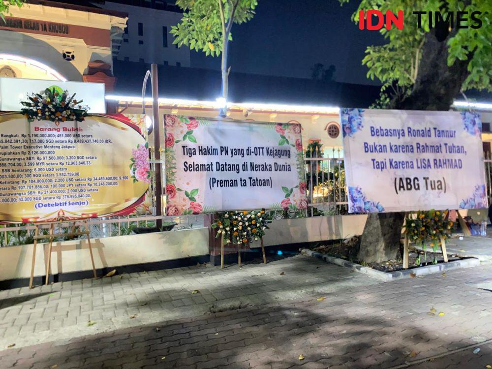 3 Hakim Ditangkap, PN Surabaya Dipenuhi Karangan Bunga